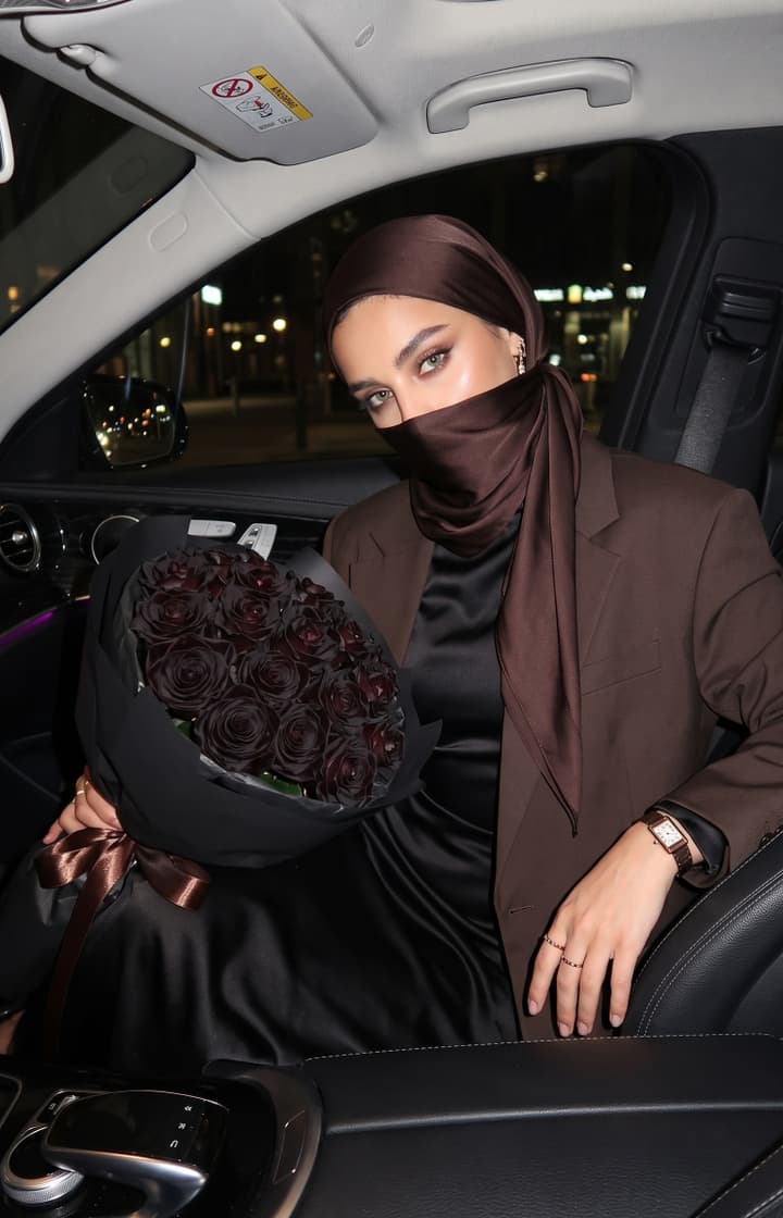 Пример результата шаблона Арабский шик в салоне авто с розами Black Baccara